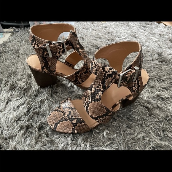 Express LIKE NEW Snakeskin heeled sandal - Picture 1 of 2
